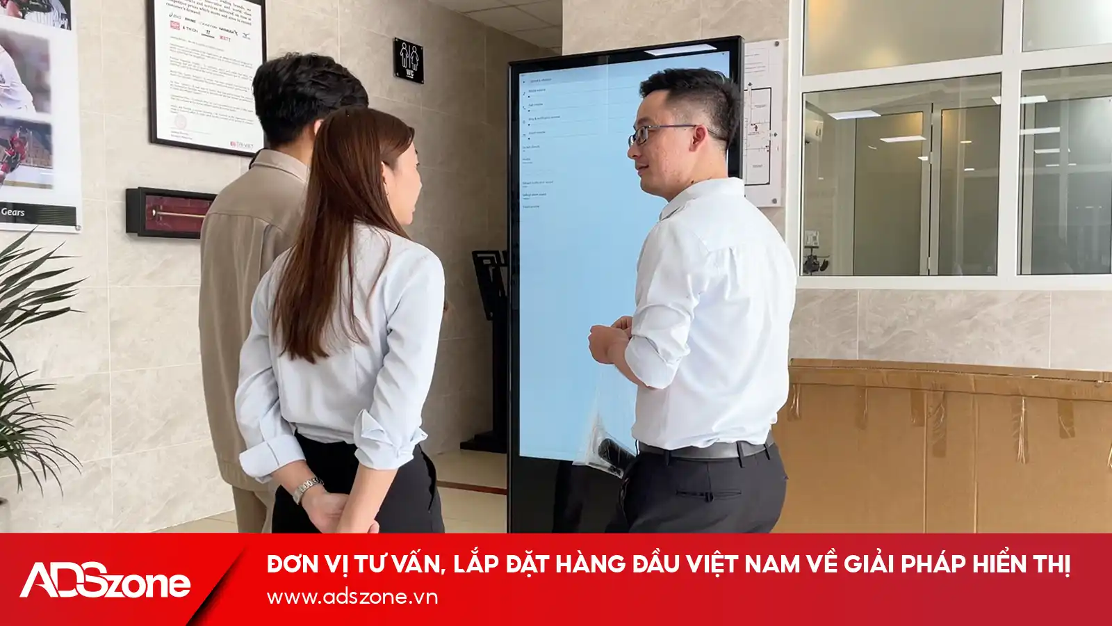 Nhân Viên TRI-VIET Tương Tác Với Màn Hình Chân Đứng 65 Inch