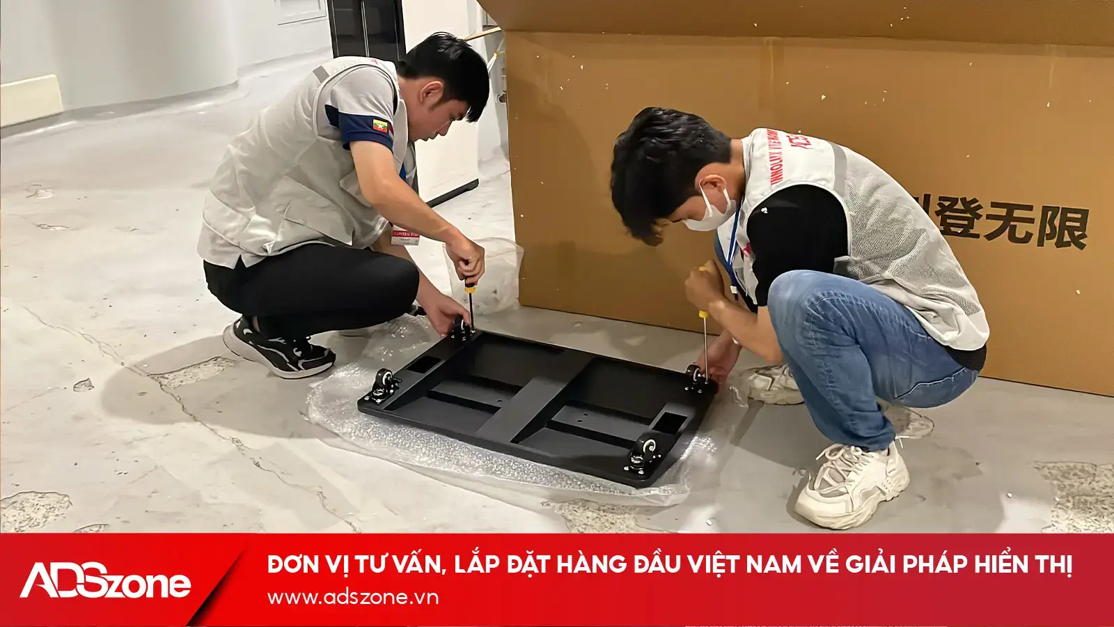 Đội Ngũ Kĩ Thuật ADSzone Lắp Đặt Tỉ Mỉ