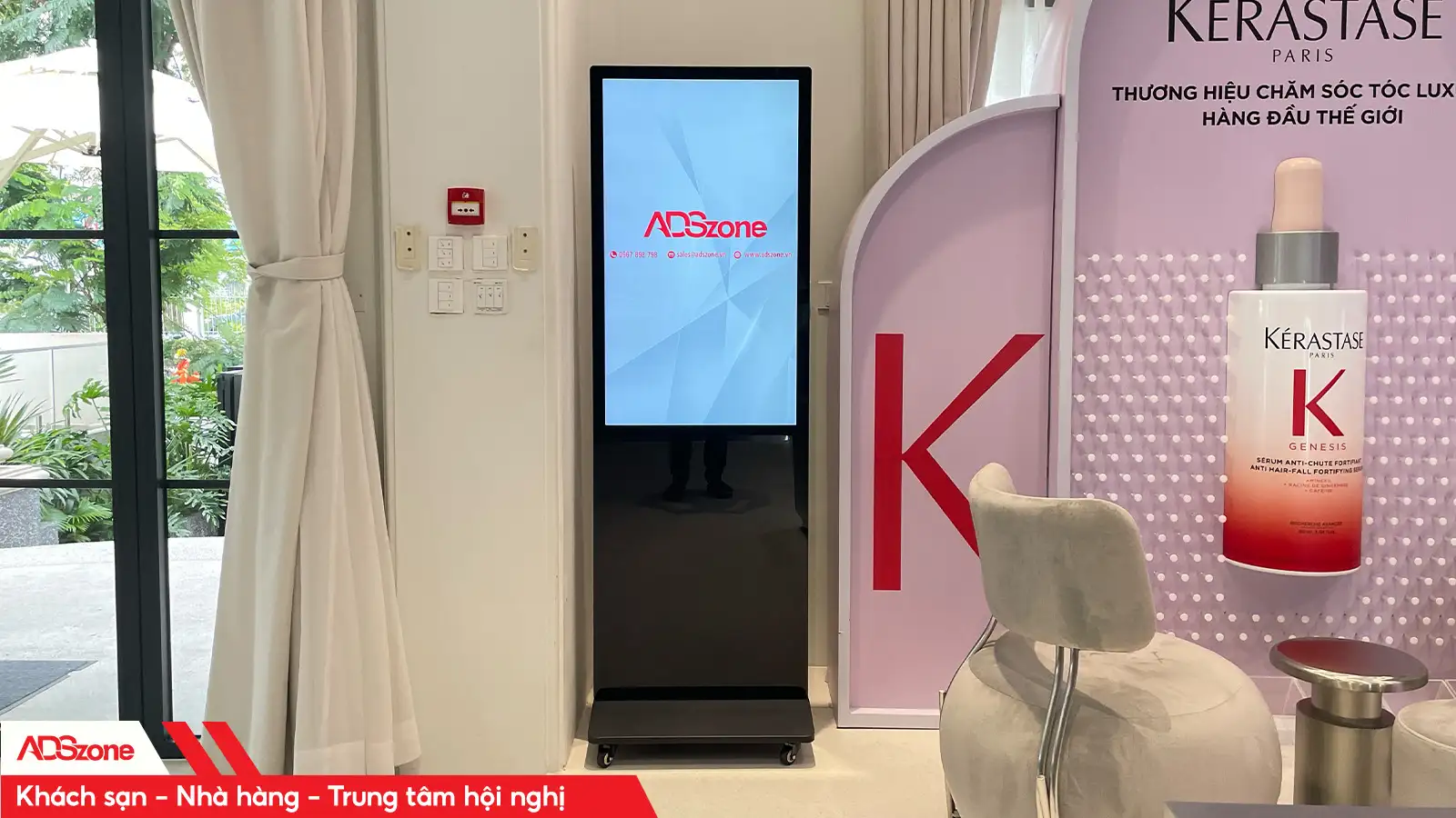 Khu Vực Đón Khách Khi Có Màn Hình Chân Đứng Hai Mặt