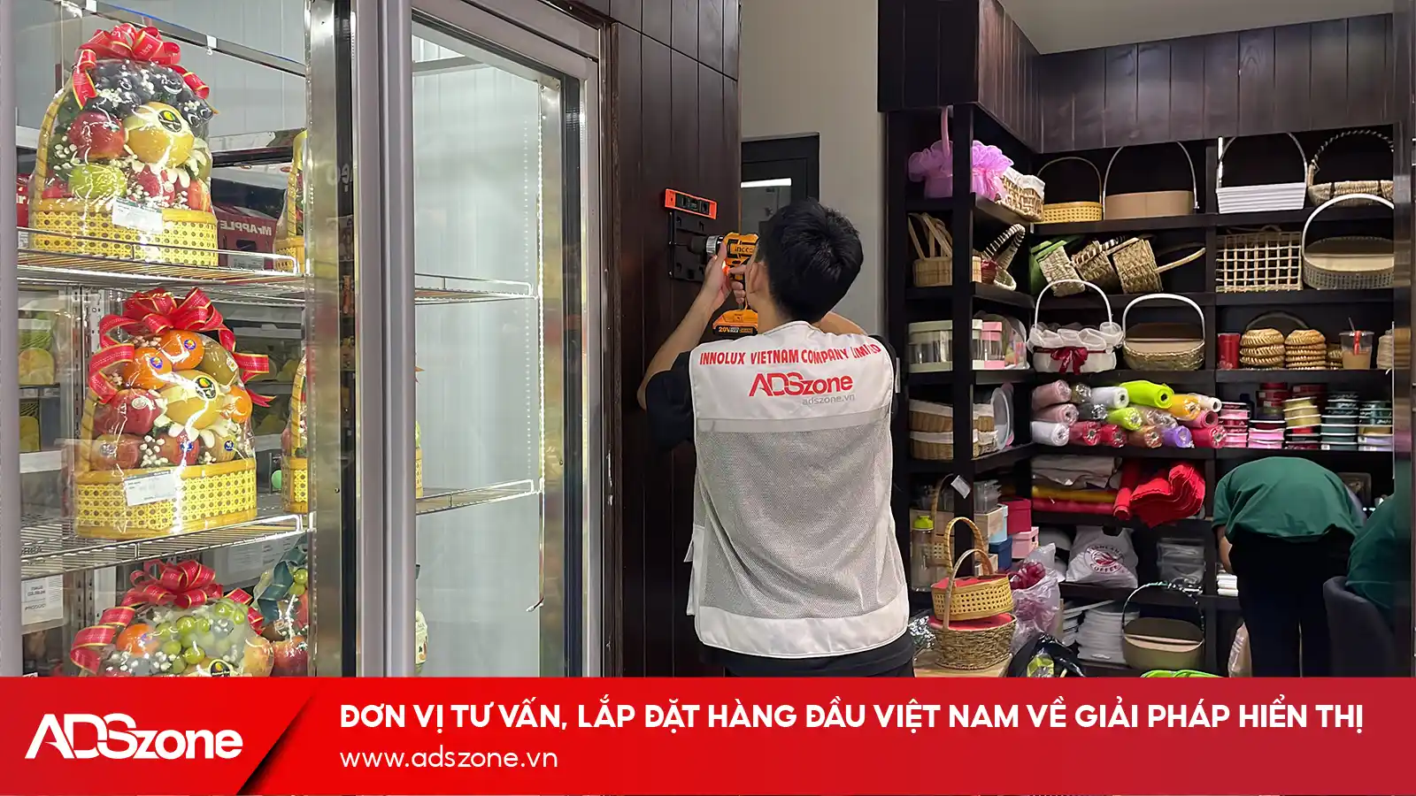 Kĩ Thuật Viên ADSzone Lắp Đặt "Đo Ni Đóng Giày" Đảm Bảo Tính Thẩm Mỹ Cao