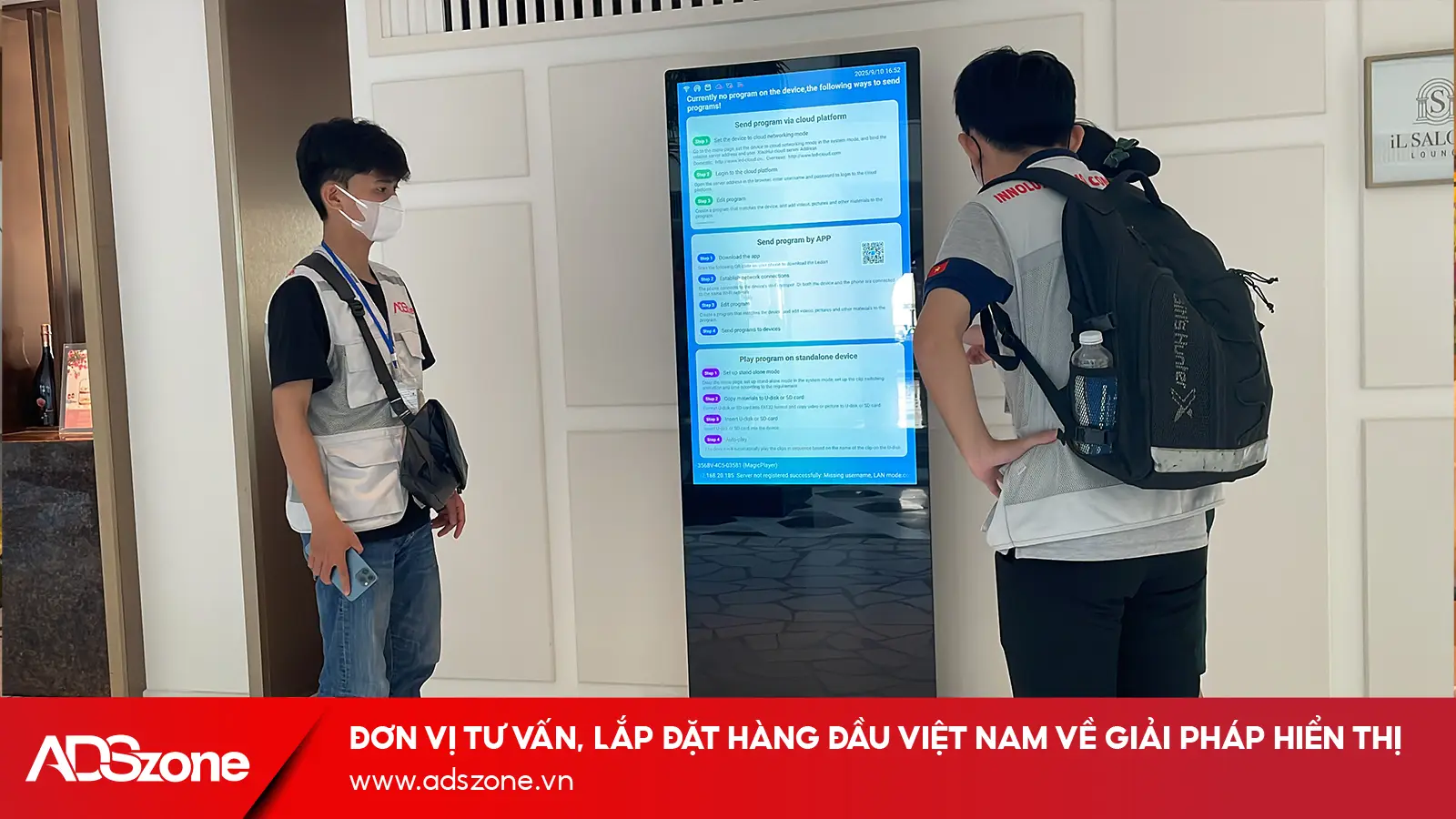 Nhân Viên Theo Dõi Và Setup Nội Dung Trình Chiếu
