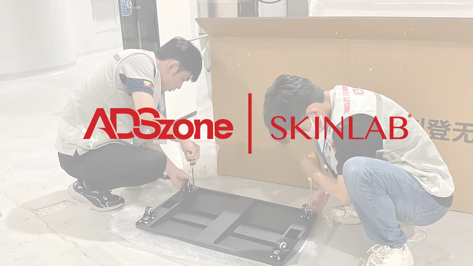 ADSzone Hân Hạnh Đồng Hành Cùng SkinLab Lắp Đặt Màn Hình Quảng Cáo Chân Đứng 43 Inch