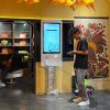 Thực Tế Kiosk Tự Phục Vụ Đế 2 Chân 32 Inch 3