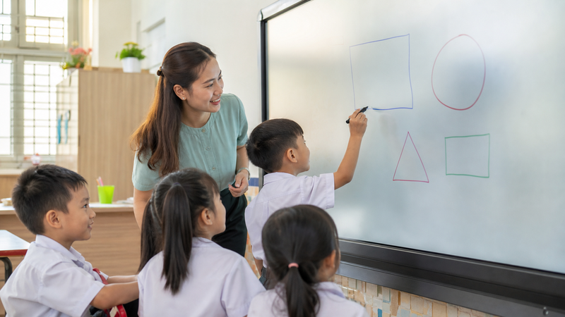 Lợi ích thực tế của thiết bị lớp học thông minh theo từng cấp học