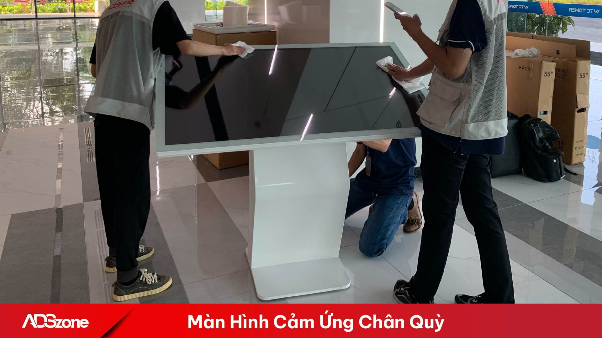Màn hình cảm ứng chân quỳ với thiết kế thuận tiện cho thao tác tra cứu thông tin 