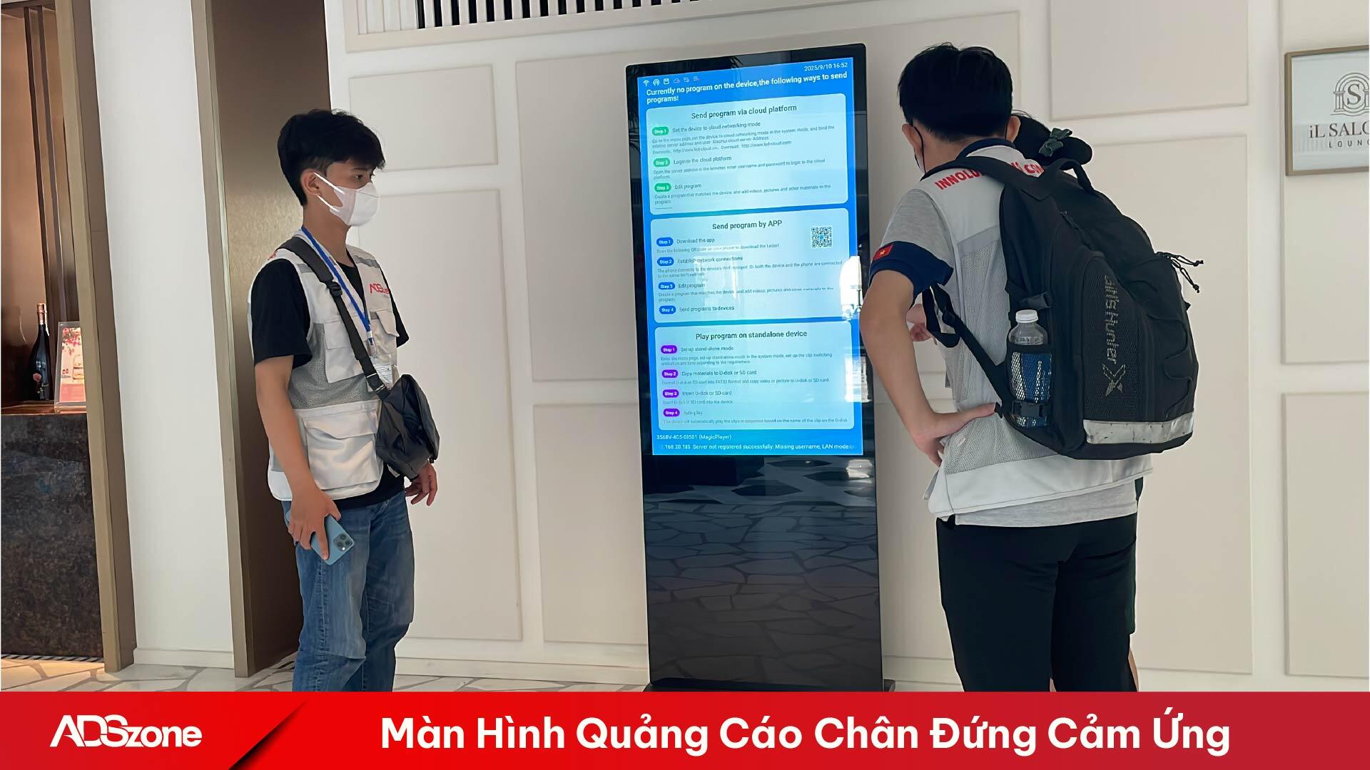 Màn hình cảm ứng dạng đứng hỗ trợ phát quảng cáo và tương tác trực tiếp 
