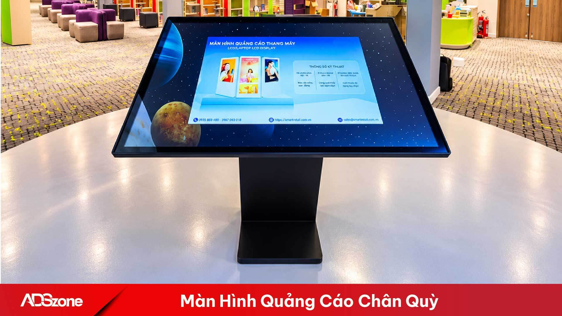Màn hình quảng cáo chân quỳ thiết kế chân đế thấp, dễ dàng tra cứu thông tin