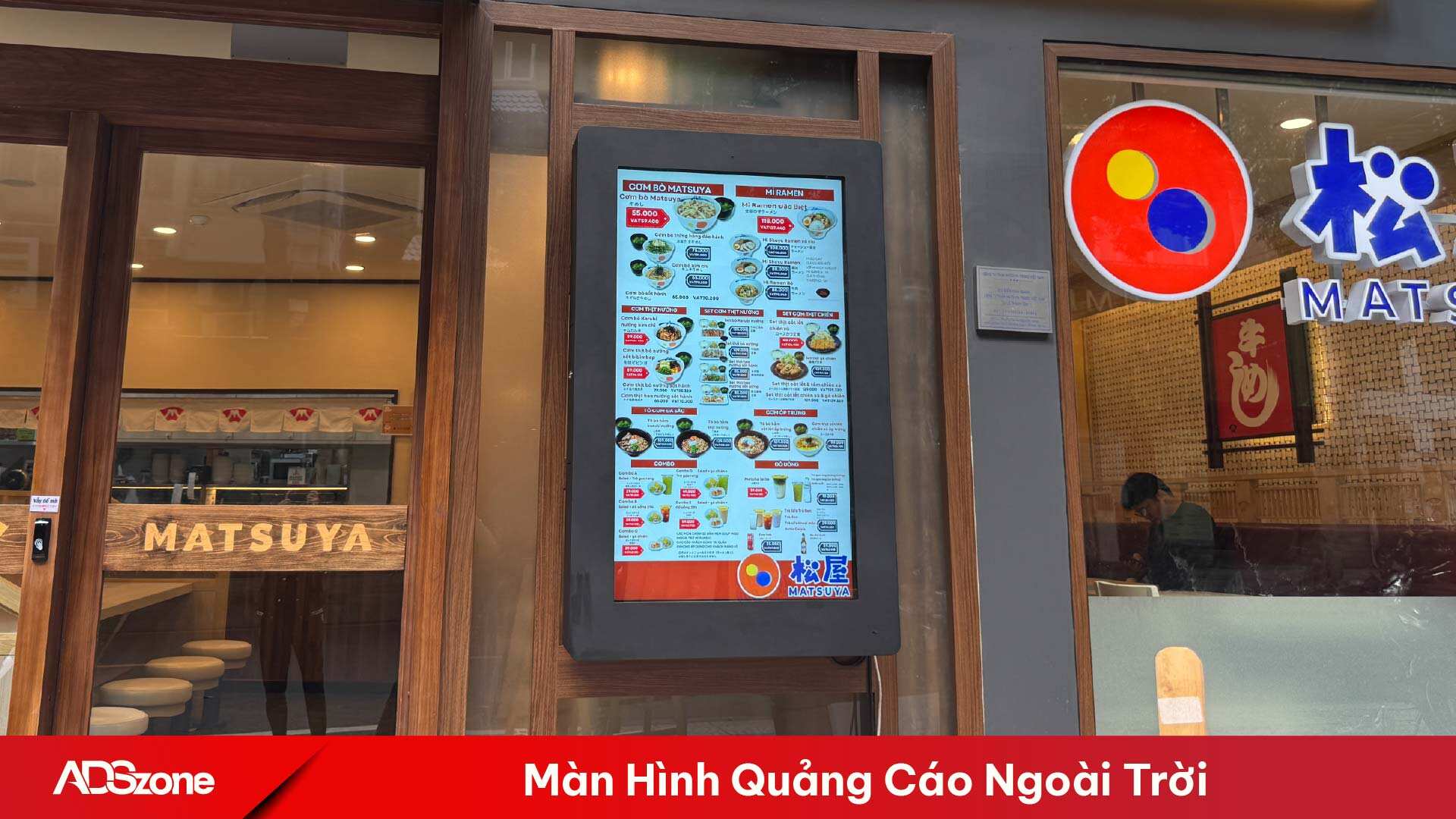 Màn hình quảng cáo ngoài trời với độ sáng cao, thiết kế chống nước và bụi bẩn