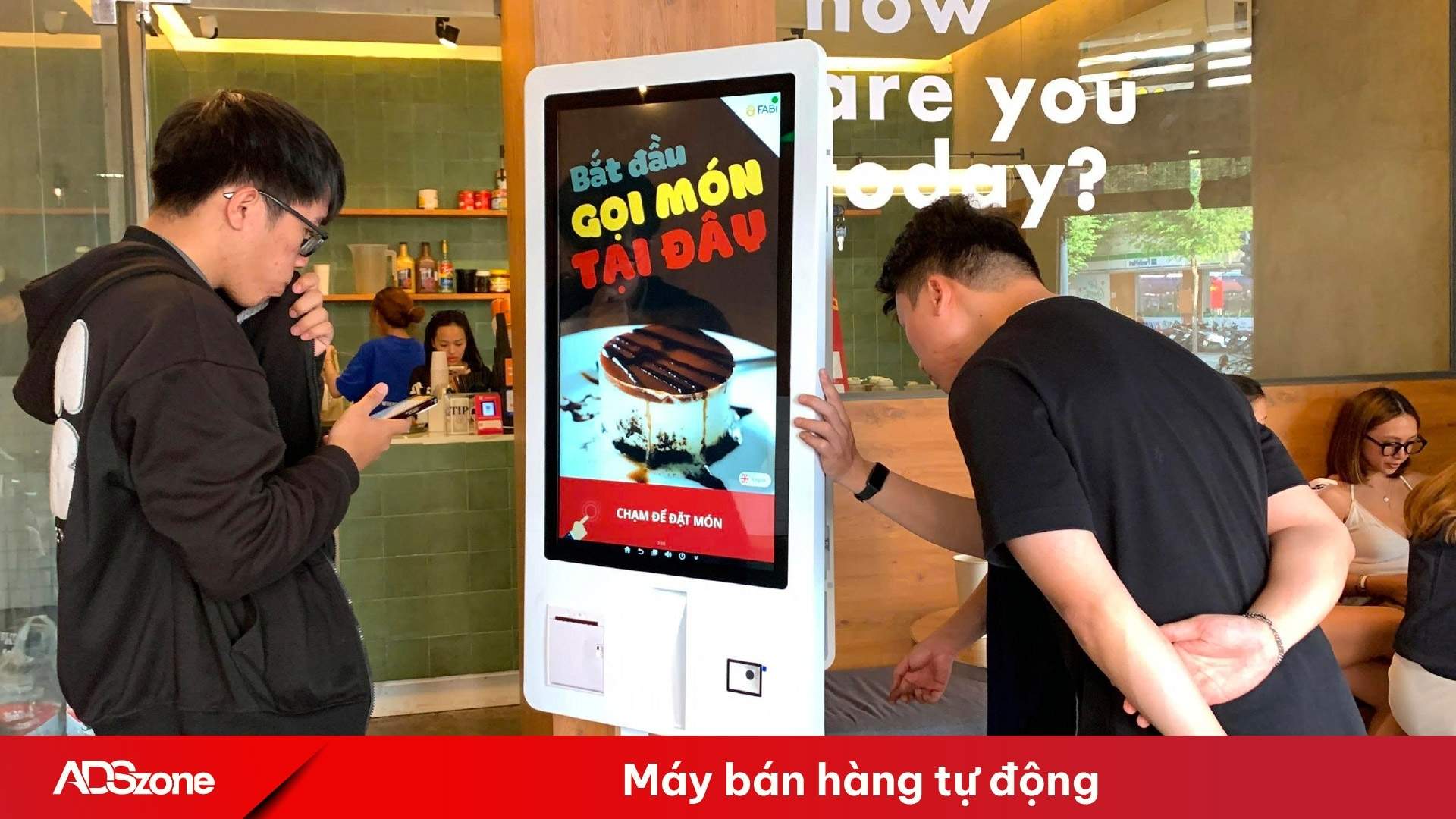 Máy bán hàng tự động hỗ trợ khách hàng chủ động tra cứu và thao tác mua hàng